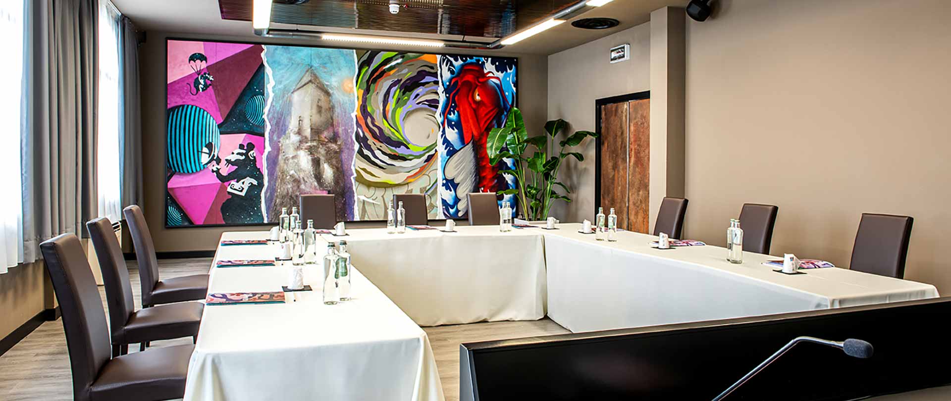 Muraless Art Hotel Meeting Room